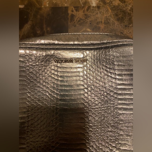 Victoria Secret~Silver Snake Print Crossbody with Gold Chain, Silver Tassel NWOT - Picture 4 of 15